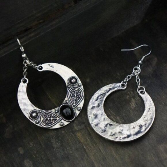 SILVER HAMMERED BOHO BLACK ONYX EARRINGS - Picture 4 of 7